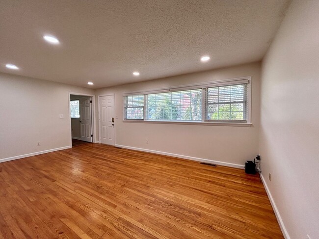Building Photo - Weaverville - Clean and Tidy! Home Office,...