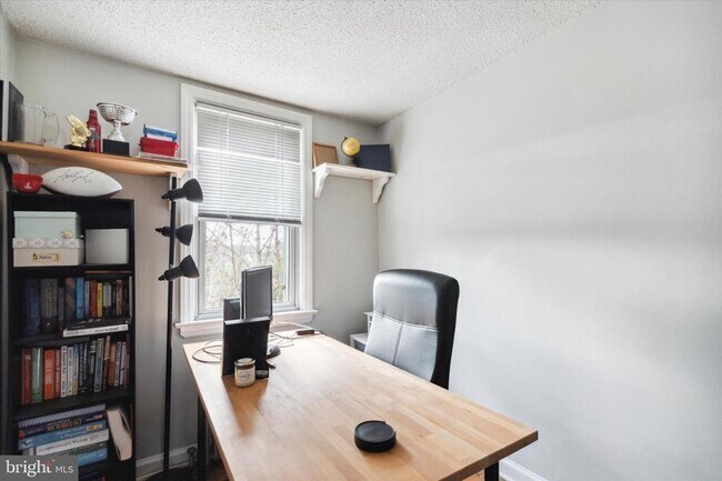 Building Photo - 327 E 9th Ave