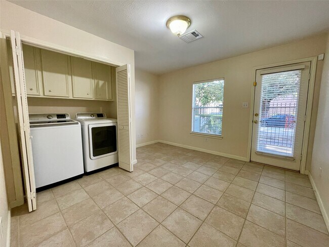 Primary Photo - 1702 Tuam St