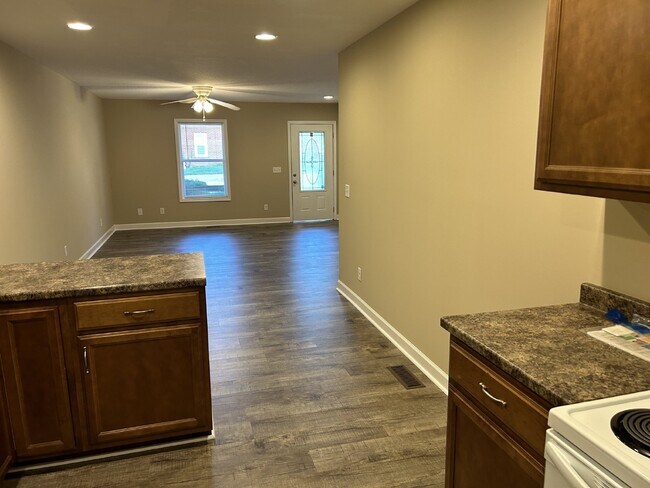 Building Photo - "Charming 2-Bedroom Retreat with 2 Full Baths in Cookeville – Spacious 1082 Sq Ft Living!"