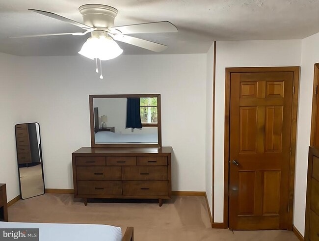 Building Photo - 8624 Valley Dr