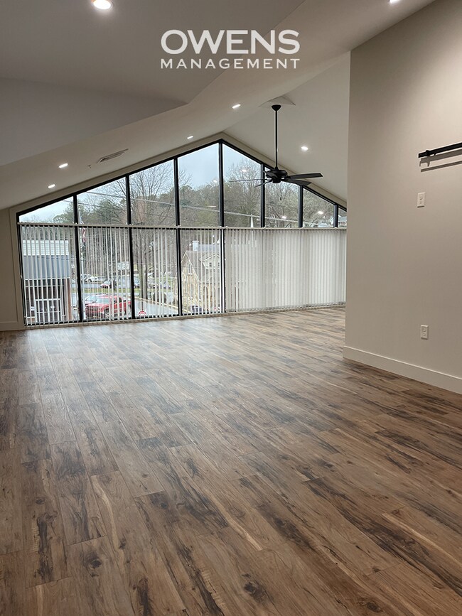 Building Photo - Upscale Living in Downtown Apartment