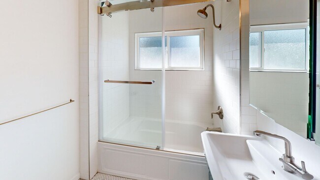 Building Photo - 117-119 Altena St