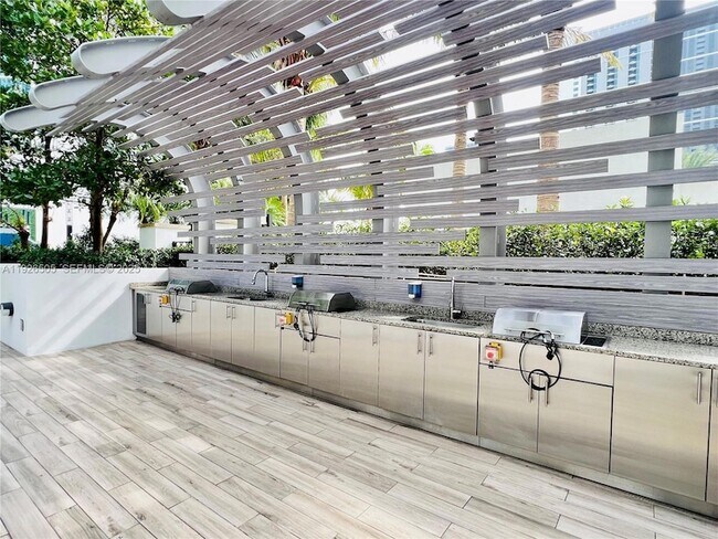 Building Photo - 851 NE 1st Ave