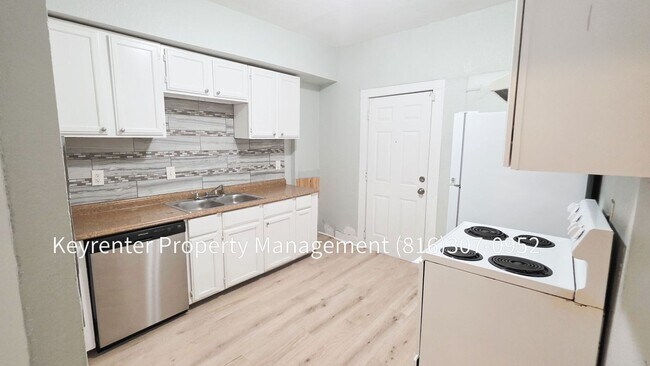 Building Photo - Welcome Home to This Bright & Inviting 4 Bed, 2 Bath