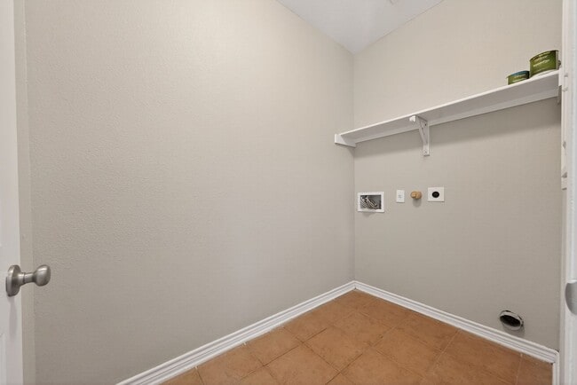 Building Photo - Spacious 4BR Home w/ Game Room | No HOA | Prime Selma Location - Realtor Commission: $500