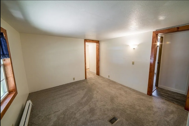 Building Photo - 15 E Birch Dr