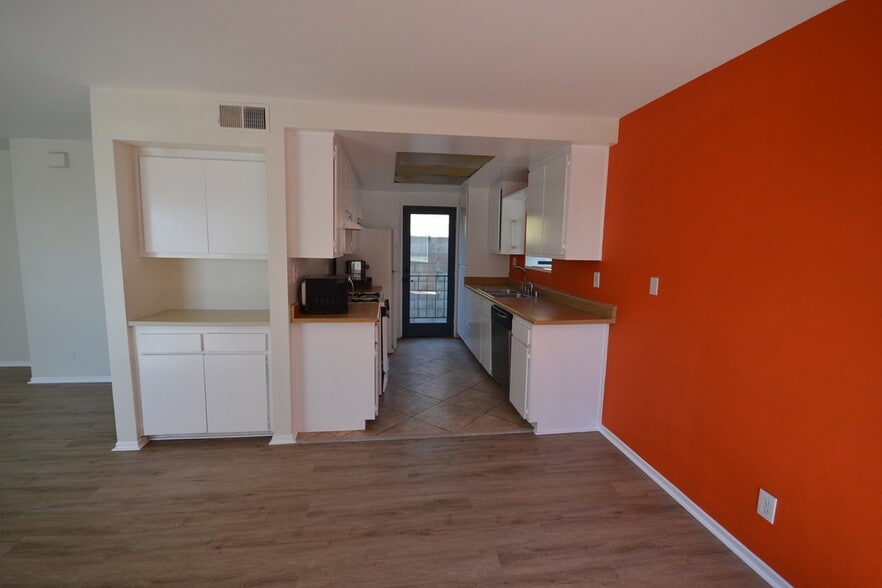 Kitchen - 3165 Weldon Ave