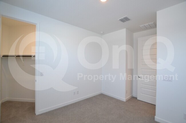 Building Photo - 9213 W Glenrosa Ave