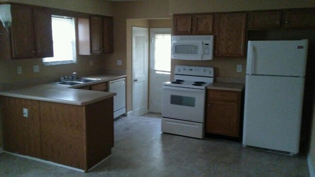 Building Photo - Nice 3BR/1.5BA Brick Ranch Convenient to W...