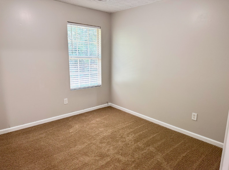 Building Photo - 598 Elle's Wy