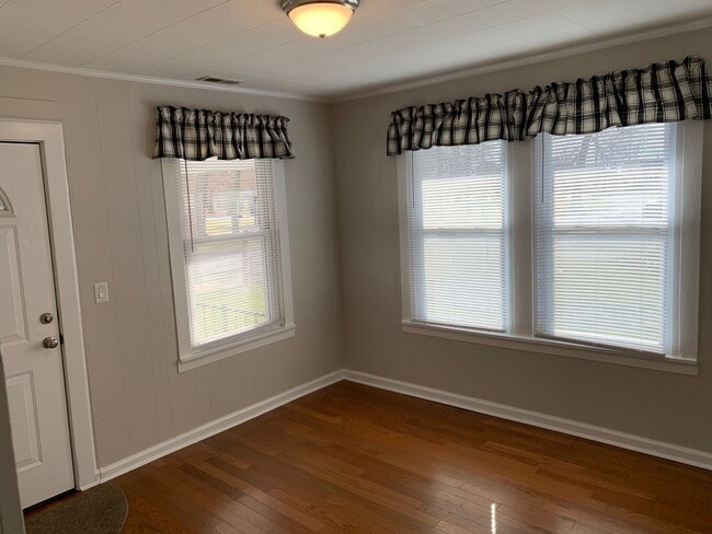 Building Photo - 2 Bedroom/1 Bath Cute Cottage across Bordon Park Kingsport, TN