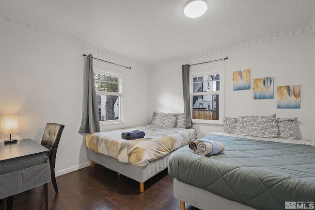 Building Photo - 125 Caliente St