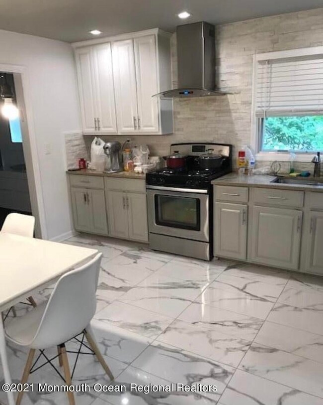 Building Photo - 975 Norwood Ave