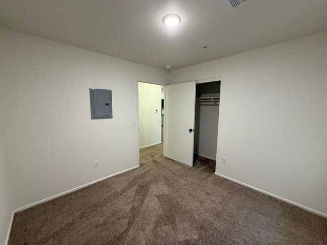 Building Photo - 3 BEDROOM HOME IN DESERT SKY!