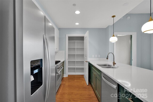 Building Photo - 701 Royal Ct