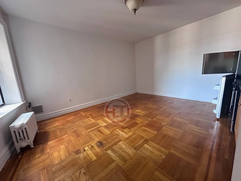 Building Photo - 2860 Buhre Ave