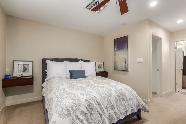 Building Photo - Spacious 2 Bed, 2 Bath Woodland Park Townhome