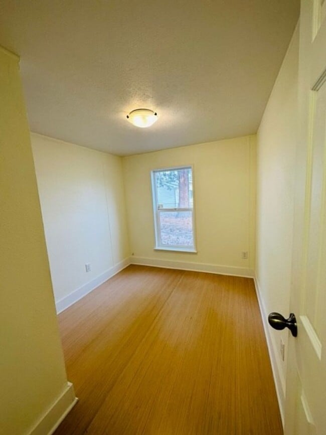 Building Photo - Newly Remodeled 3 bed/2 bath in Hamilton