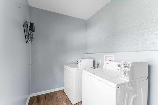 Building Photo - 7008 S Oakley Ave
