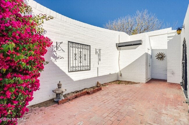 Building Photo - 667 W Las Lomitas Rd
