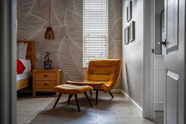 Building Photo - 412 N Hampton Dr