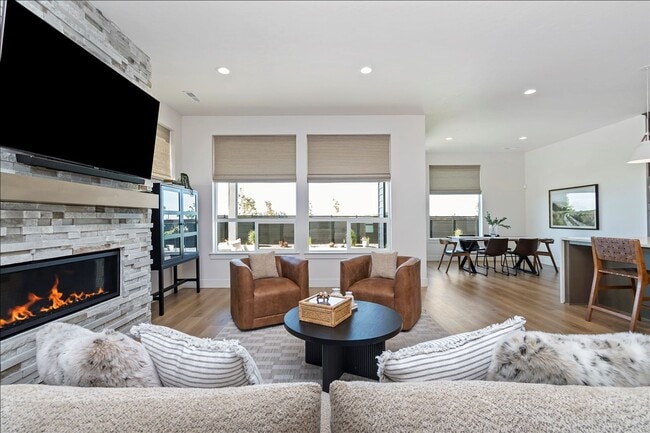 Building Photo - Custom Model Home on the Meridian Bluff