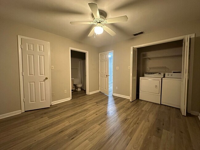 Building Photo - 2 story unit off E Park Ave avail NOW!