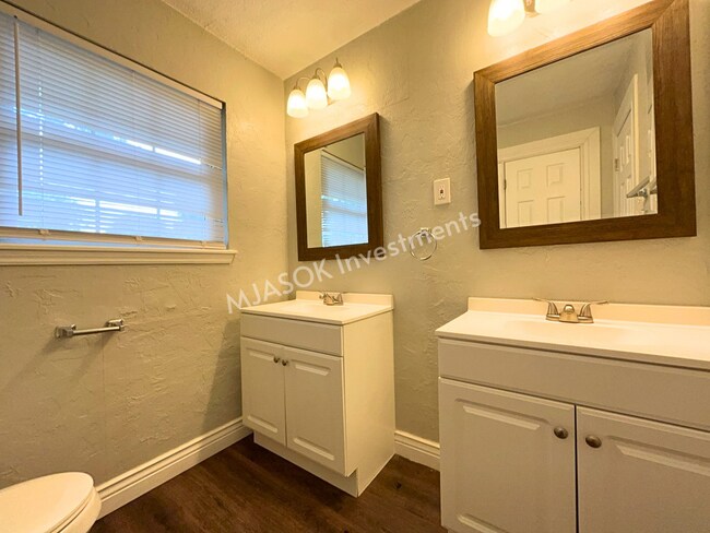 Building Photo - 2709 NW Hilltop Dr