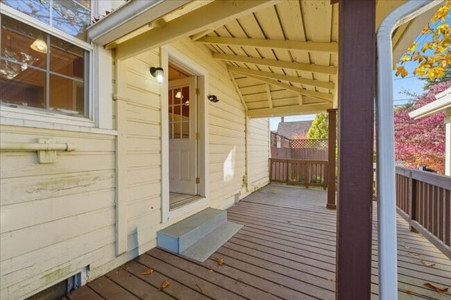 Building Photo - Charming Updated Home in SE Portland!