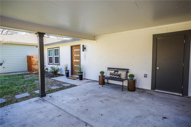 Building Photo - 407 W Odell St