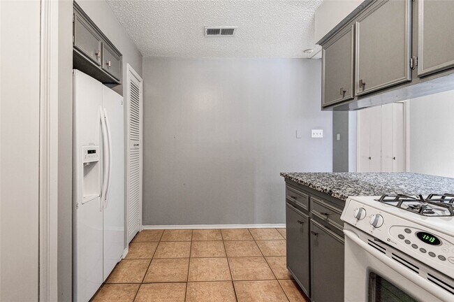 Building Photo - 514 Hickory Dr