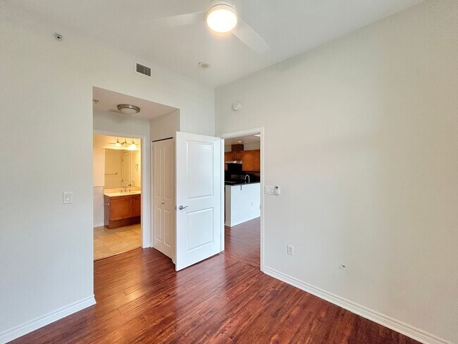 Building Photo - Beautiful 2BD/2BA W/ A/C, Reserved Parking, and Private Balcony in Bankers Hill!
