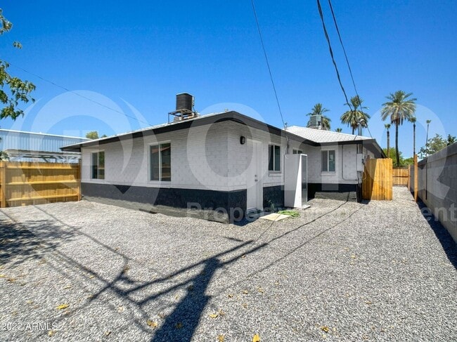Primary Photo - 2109 W Hayward Ave