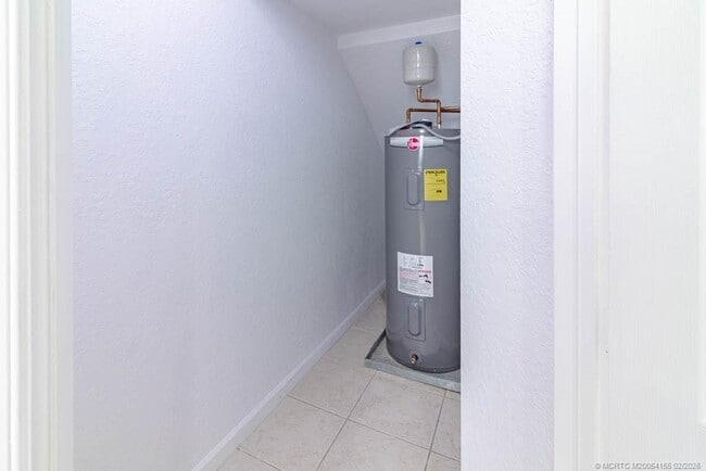 Building Photo - 356 SE Bloxham Way