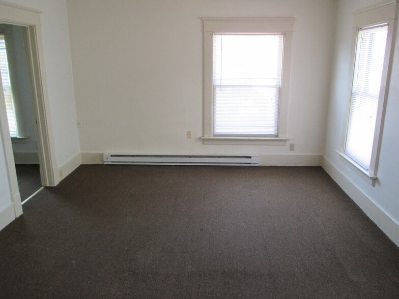 Building Photo - 817 Hess Ave