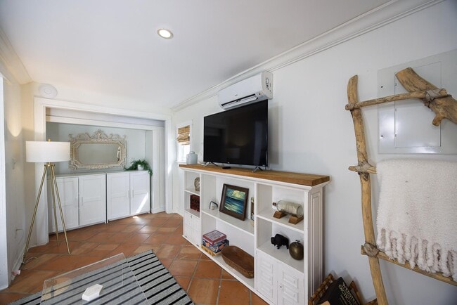 Building Photo - 717 Forest Hill Blvd