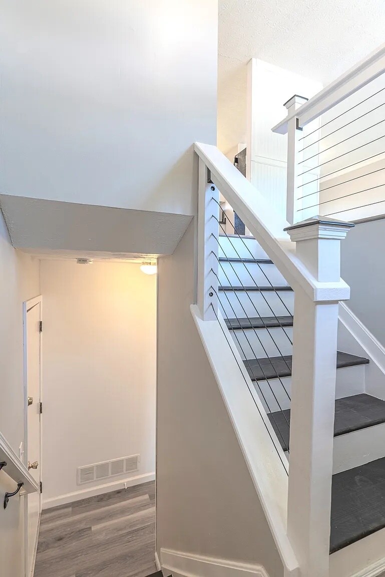Building Photo - 1047 Alpine Ct