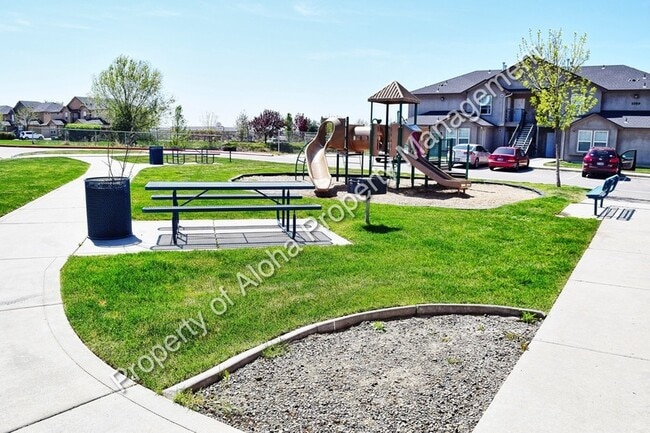 Building Photo - 1037 W Pine Ave