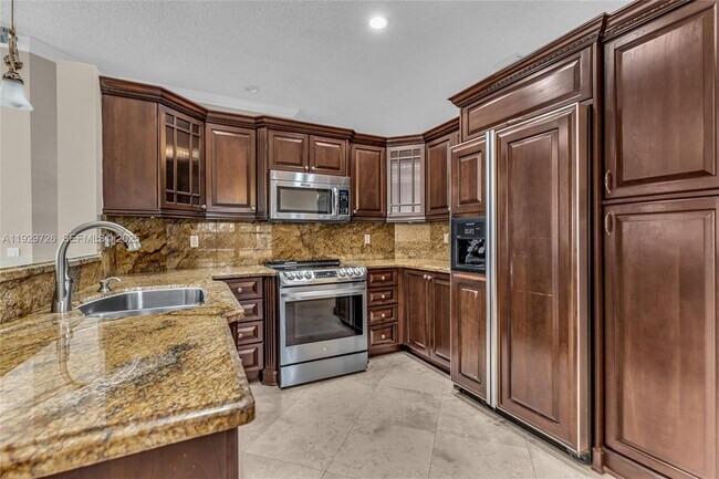 Building Photo - 949 Tanglewood Cir