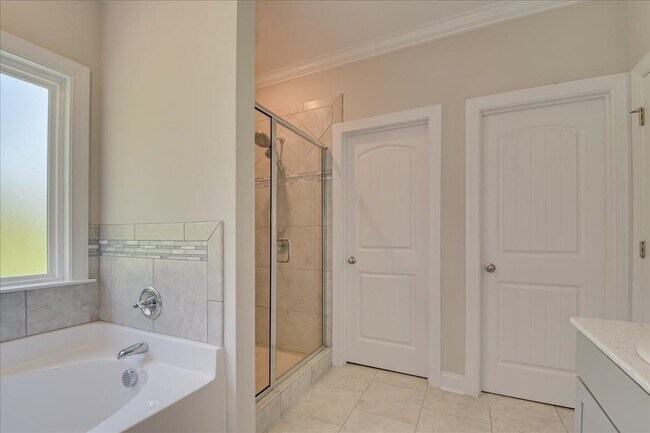 Building Photo - 323 Colonnades Dr