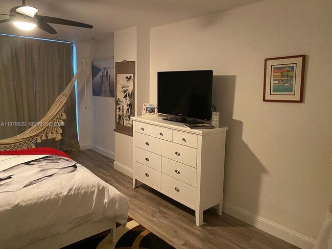 Building Photo - 400 Leslie Dr