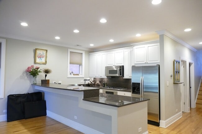 Building Photo - 3024 N Sheffield Ave