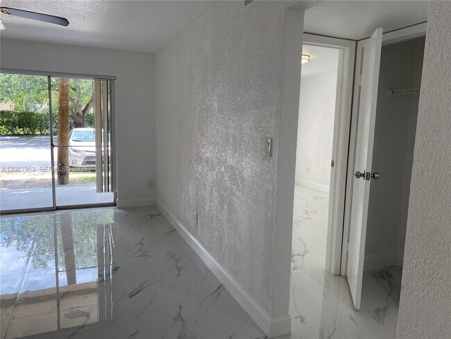 Building Photo - 733 Riverside Dr