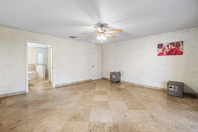 Building Photo - 7600 Cocoanut Dr