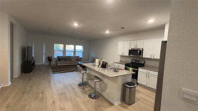 Building Photo - 2512 Hackamore Dr