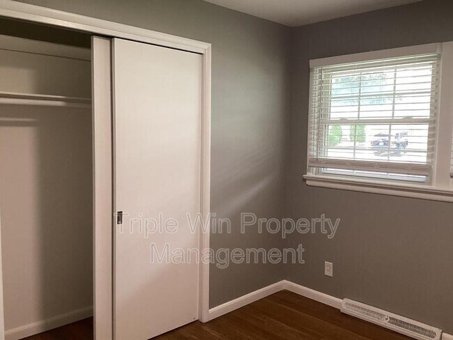 Building Photo - 563 Apex Dr