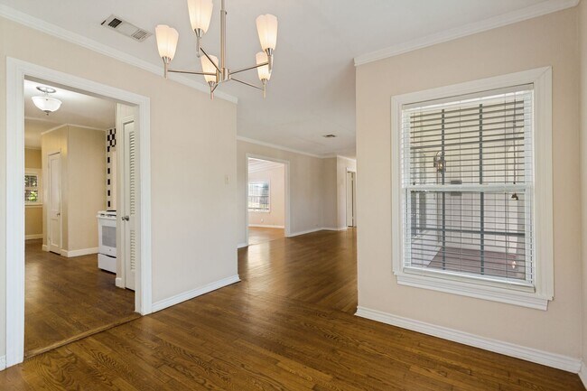 Building Photo - 313 Lilac Ln