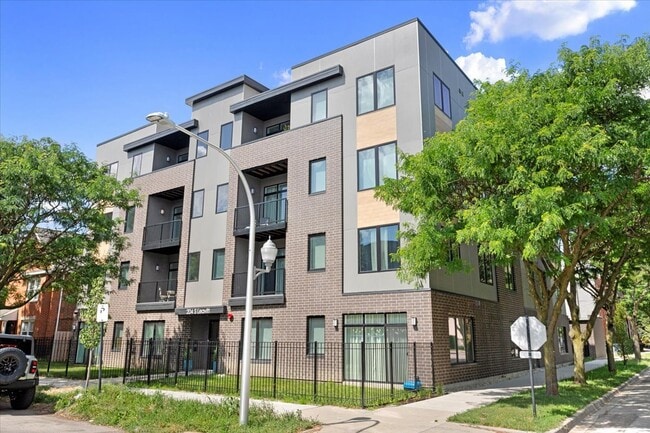 Primary Photo - 204 S Leavitt St