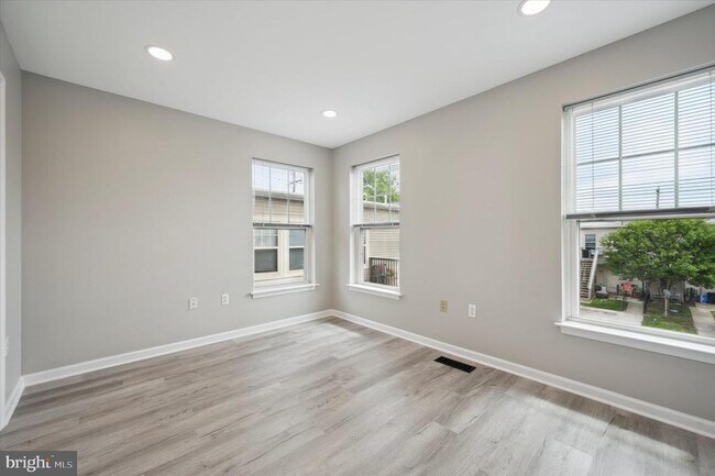 Building Photo - 745 S Juniper St